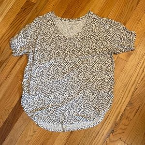 American Eagle leopard print tee